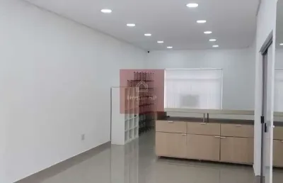 Moema, loja com 130 ac, no térreo vão livre, e acima 3 salas , 3 vagas
