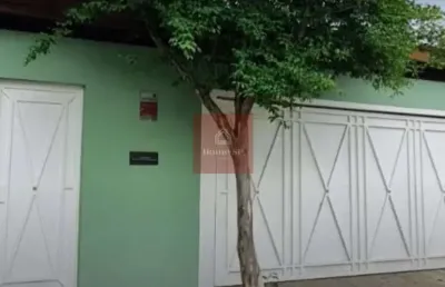 Ótima casa térrea, em local privilegiado, rua tranquila no melhor do bairro