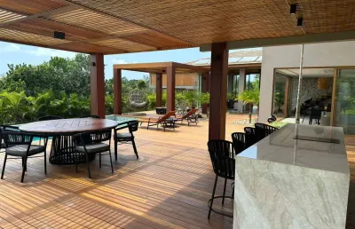 Linda casa com 5 suites em condomínio fechado em  praia do forte!