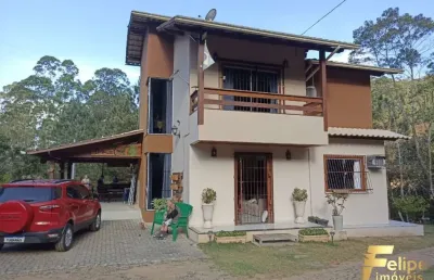 Casa duplex à venda em sítio fechado com lazer completo em domingos martins.