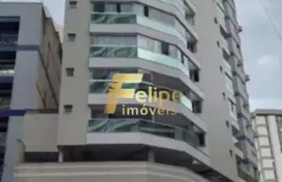 Apartamento no centro de guarapari com 2 quartos e área externa.