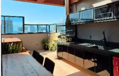 Cobertura duplex totalmente reformada na praia da costa.