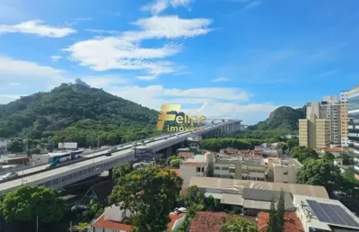 Um alto padrão com vista para o cartão postal da cidade.