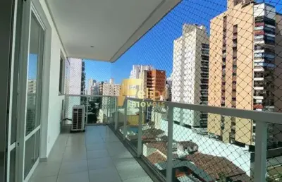 Ótimo apartamento de 2 quartos localizado próximo à praia e shopping.