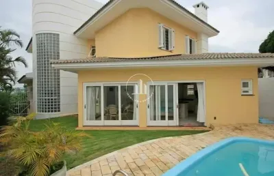 Casa com piscina e 3 quartos e suíte em coqueiros - jms