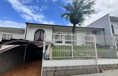 Casa com 3 quartos à venda na Rua Moura, 688, Barreiros, São José