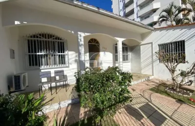 Casa com 3 quartos à venda na Rua Santo Antônio, 745, Barreiros, São José