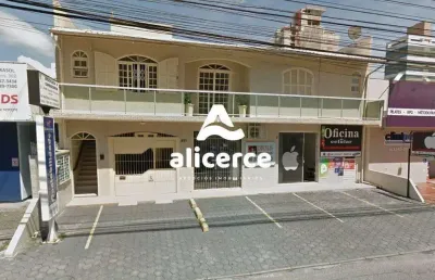 Casa dois pavimentos 3 suítes, 4 salas comerciais e 2 lojas