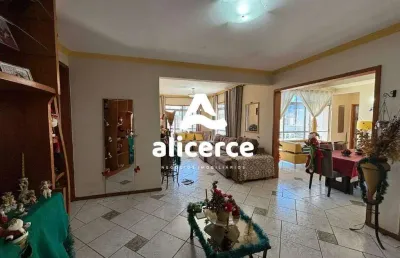 Ampla cobertura com 04 dormitórios e excelente localização no continente de florianópolis.