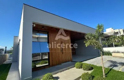 Viva com estilo! casa com piscina de borda infinita e 3 dormitórios na pedra branca - palhoça/sc