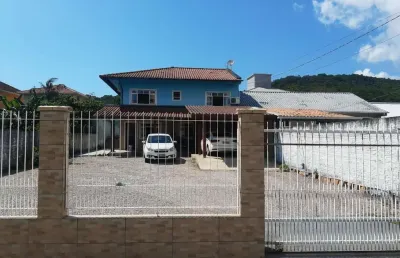 Grande oportunidade – casa ampla e recém reformada em localização privilegiada