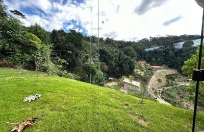 Em domingo martins área com 7.500 m² de área total com casa de 150 m² com 3 quartos sendo 1 suíte.