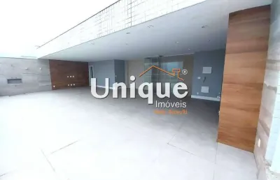 Cobertura duplex à 100 metros da praia do forte, disponível para venda.