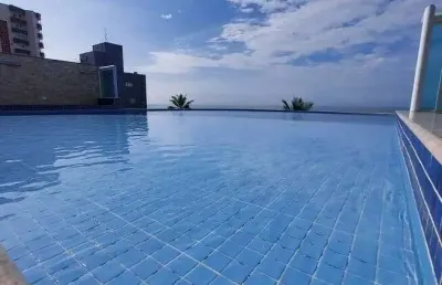 Apartamento alto padrão mobiliado 2 dorm/ uma suíte, sacada gourmet vista mar - próximo ao centro de mongaguá/sp