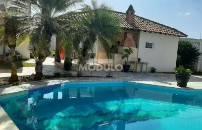 Casa com 6 quartos para alugar na Rua das Seriemas, --, Cidade Jardim, Uberlândia