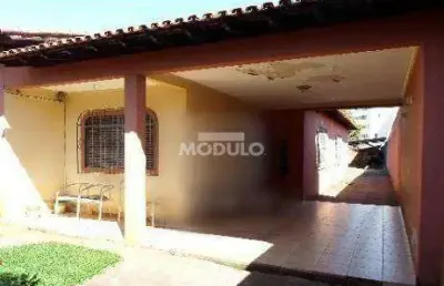 Casa com 3 quartos para alugar na Rua Coronel Antônio Alves Pereira, --, Centro, Uberlândia