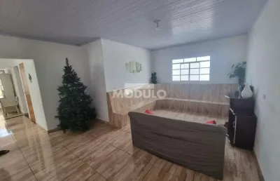 Casa com 3 quartos para alugar na Rua Pátmos, --, Jardim Canaã, Uberlândia