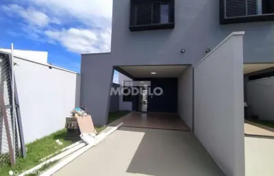 Casa com 3 quartos para alugar na Rua Planicie, --, Aclimação, Uberlândia