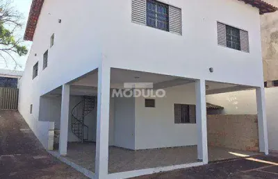 Casa comercial / residencial à venda, 3 quartos, 3 suítes, 8 vagas, cidade jardim - uberlândia/mg