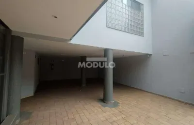 Casa com 3 quartos para alugar na Avenida Getúlio Vargas, --, Osvaldo Rezende, Uberlândia