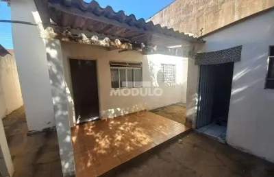 Casa com 2 quartos para alugar na Rua Gardênia, --, Centro, Uberlândia