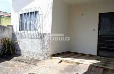 Casa com 2 quartos para alugar na Rua Timbiras, --, Saraiva, Uberlândia