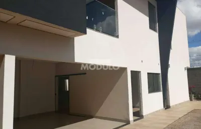 Casa com 3 quartos para alugar na Avenida Palmeira Real, --, Novo Mundo, Uberlândia