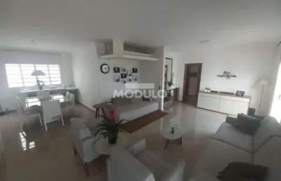 Casa com 3 quartos para alugar na Avenida Uirapuru, --, Cidade Jardim, Uberlândia