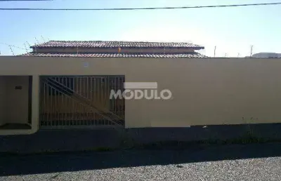 Casa com 3 quartos para alugar na Rua Antônio Rezende Chaves, --, Santa Mônica, Uberlândia