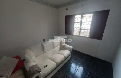 Casa com 5 quartos para alugar na Rua Grande Xexéu, --, Martins, Uberlândia