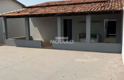 Casa com 3 quartos para alugar na Rua do Cinegrafista, --, Planalto, Uberlândia
