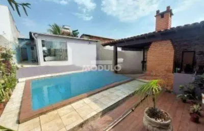 Casa com 3 quartos para alugar na Rua dos Trombones, --, Taiaman, Uberlândia