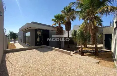 Casa com 3 quartos para alugar na Rua das Seriemas, --, Cidade Jardim, Uberlândia