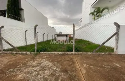 Excelente terreno no vigilato para fins residenciais e comerciais.