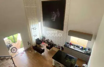 Casa 3 quartos 1 suíte terreno de 250m² com amplo quintal.
