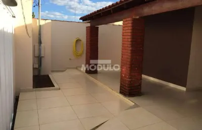 Casa com 3 quartos para alugar na Rua Rio Corumbá, --, Jardim Europa, Uberlândia