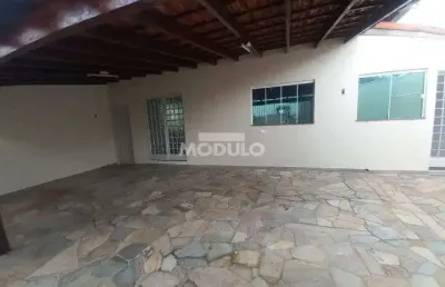 Casa com 3 quartos para alugar na Avenida Anselmo Alves dos Santos, --, Saraiva, Uberlândia