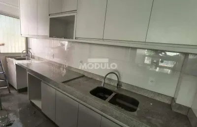 Apartamento com 3 quartos para alugar na Avenida Brasil, --, Umuarama, Uberlândia