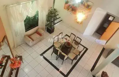 Casa residencial à venda, 4 quartos, 2 suítes, 6 vagas, cidade jardim - uberlândia/mg