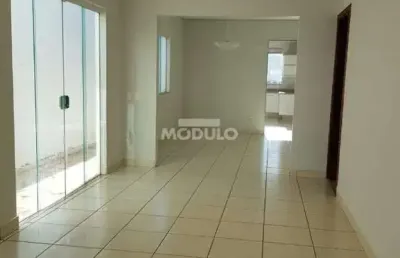 Casa com 3 quartos para alugar na Rua Guaíra, --, Jardim Karaíba, Uberlândia