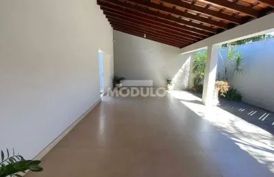 Casa residencial para locação bairro santa mônica com 3 quartos
