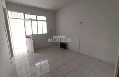 Casa com 3 quartos para alugar na Rua Coronel Antônio Alves Pereira, --, Centro, Uberlândia