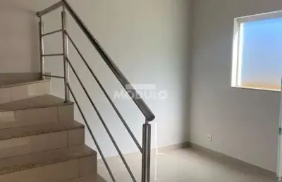 Casa estilo sobrado ,bairro marrtins 3 quartos com suite