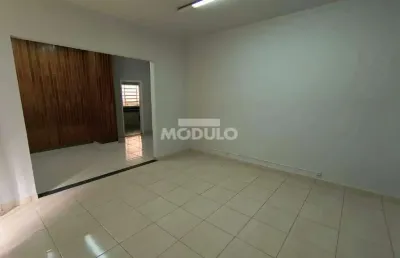 Apartamento com 3 quartos para alugar na Rua Silviano Brandão, --, Fundinho, Uberlândia