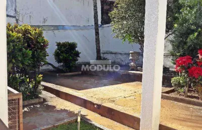 Casa comercial para alugar na Avenida Getúlio Vargas, --, Centro, Uberlândia