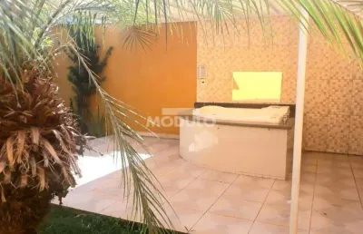 Casa com 3 quartos para alugar na Rua Valdivino José Gomes, --, Jardim Patrícia, Uberlândia