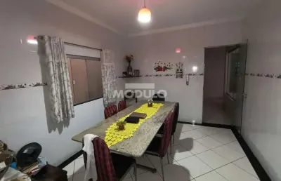 Casa com 5 quartos para alugar na Rua das Violetas, --, Cidade Jardim, Uberlândia