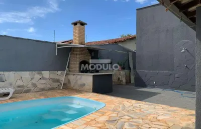 Casa com 3 quartos para alugar na Rua João Balbino, --, Santa Mônica, Uberlândia