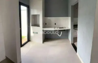 Sobrado à venda, 3 quartos, 1 suíte, 2 vagas, laranjeiras - uberlândia/mg