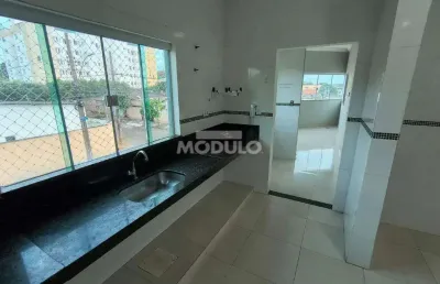 Apartamento com 3 quartos para alugar na Rua São Francisco Xavier, --, Tubalina, Uberlândia